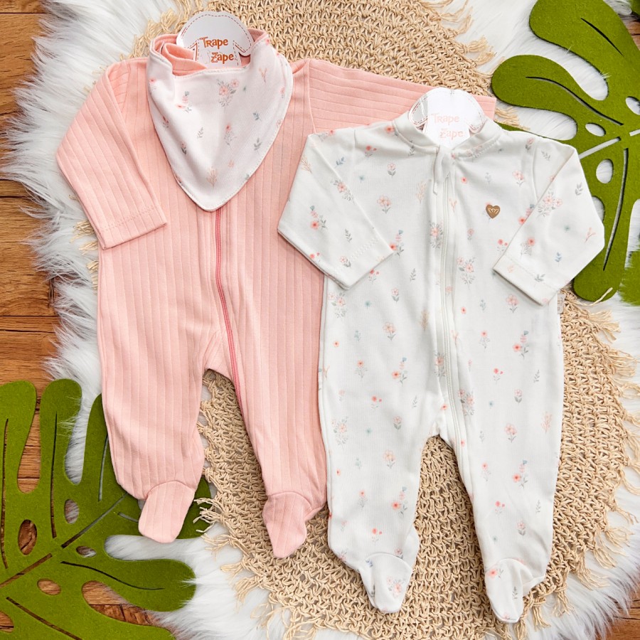 Kit 2 Macacões + Babador Bandana Flores e Canelado - Rose e Off White Kit 2 Macacões + Babador Bandana Flores e Canelado - Rose e Off White